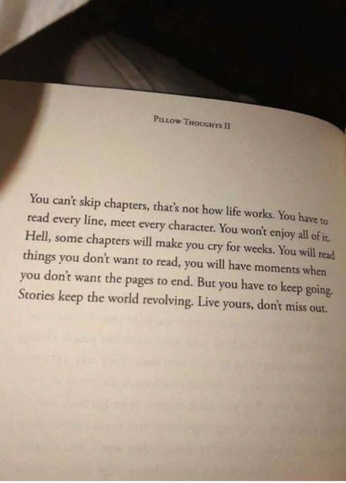 Motivational Quotes 桌布 壁紙 — 一本打開的書，名為《Pillow Thoughts II》，在柔和自然光下展示了一句關於擁抱人生挑戰篇章的深刻引言。