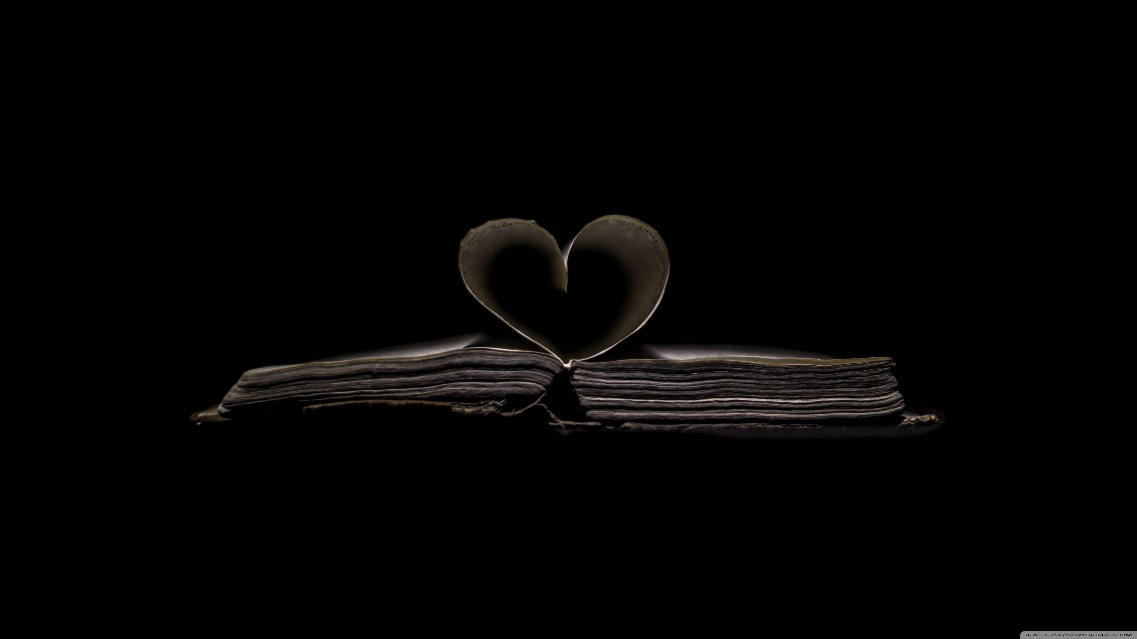 Dark Heart 桌布 壁紙 — 一本打開的書，書頁折成心形，襯以純黑色背景。