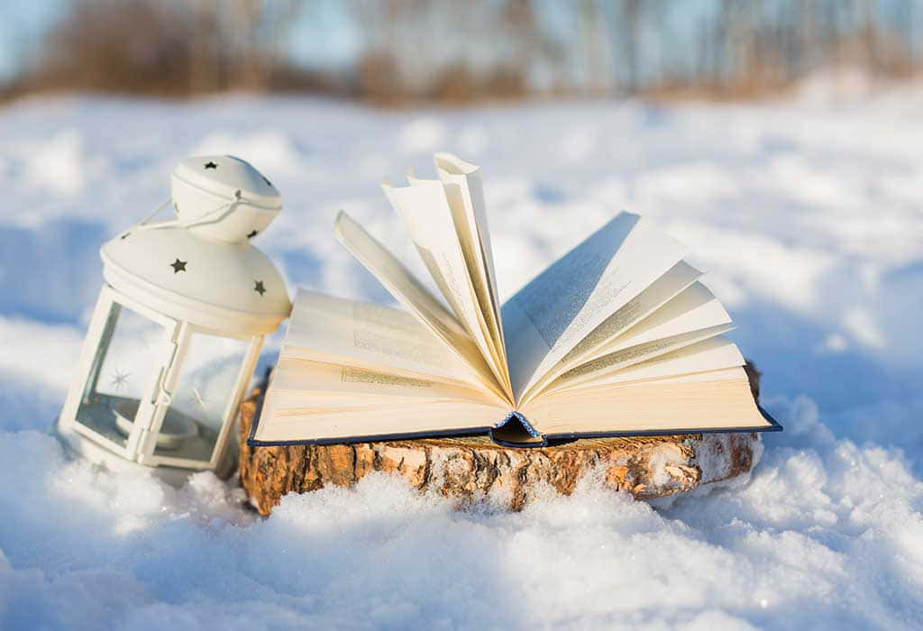 書本 桌布 壁紙 — 一本打開的書和一個白色燈籠放在冬日田野中積雪的圓木上，沐浴在明亮的陽光下。