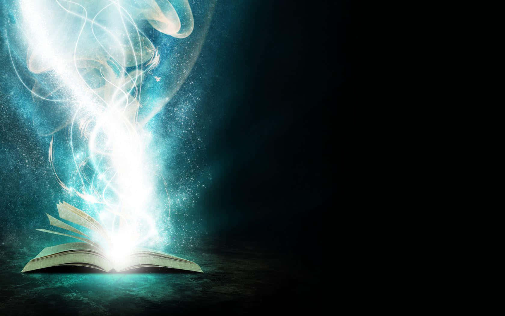 Mystical 桌布 壁紙 — 一本打開的書在黑暗背景中散發出發光的宇宙能量和旋轉的光芒。