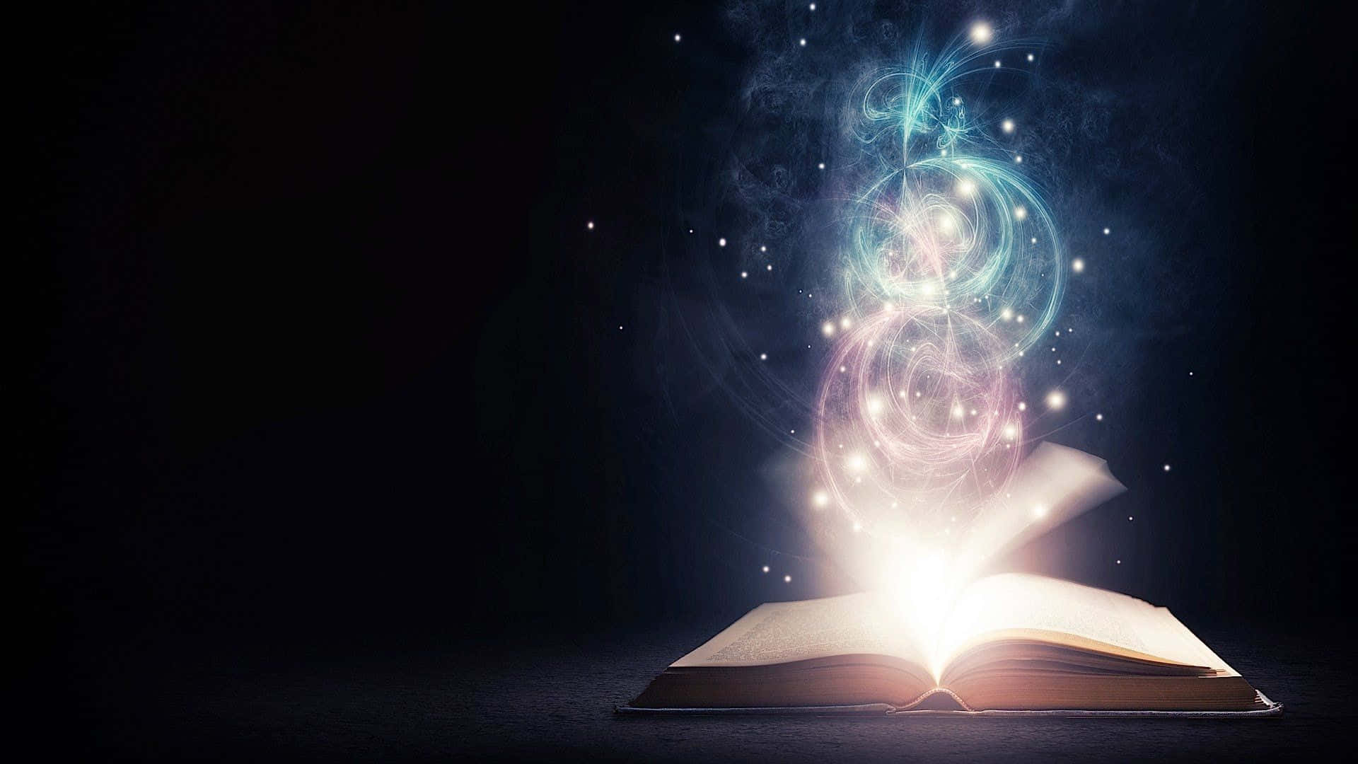Grimoire 桌布 壁紙 — 一本打開的書在黑暗背景中散發出發光的魔法漩渦和閃爍的粒子。