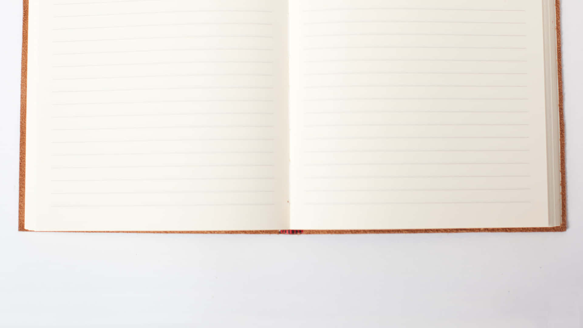 notes 桌布 壁紙 — 一本打開的橫線筆記本，帶有奶油色頁面和軟木封面，平放在白色表面上。