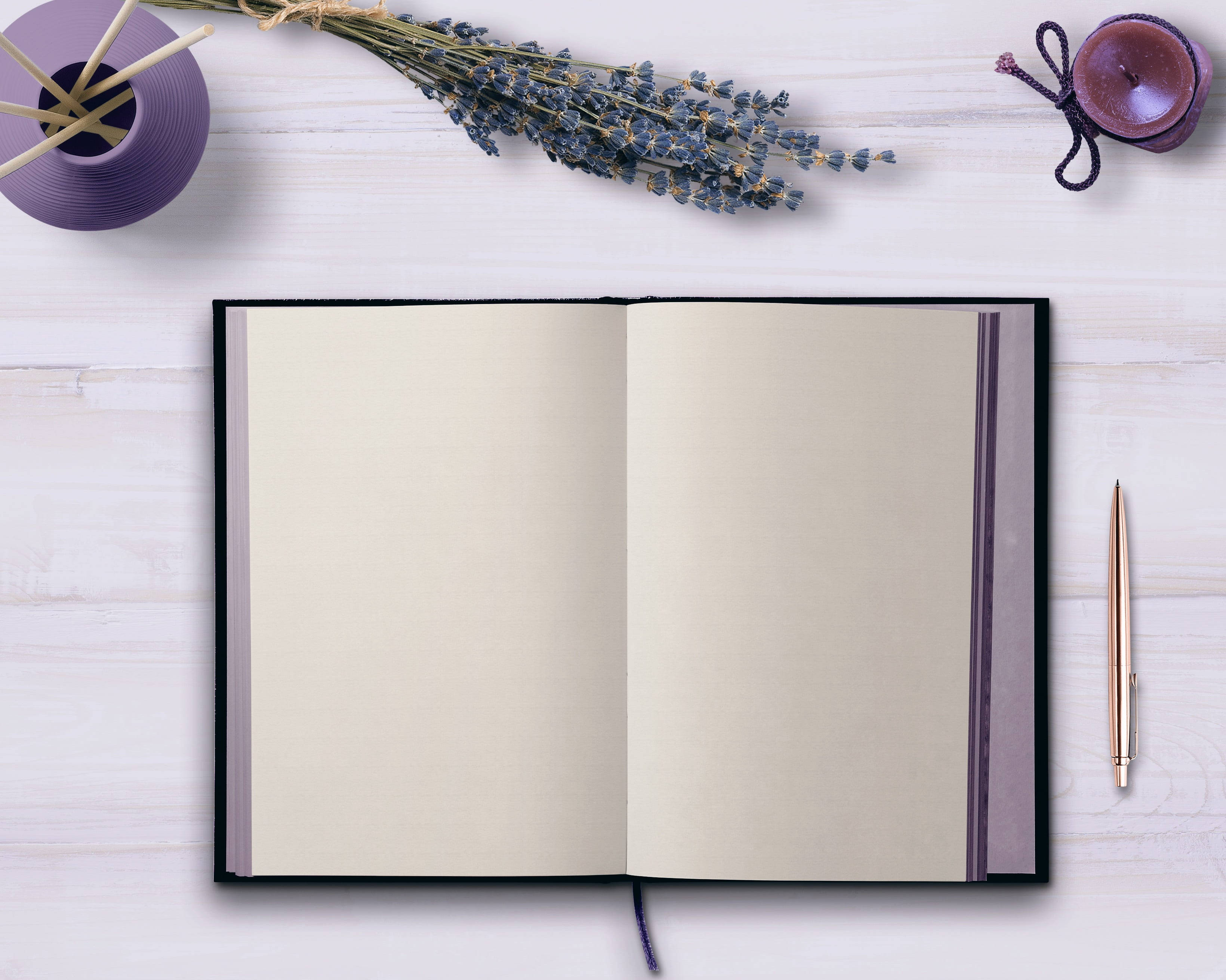 Open Book 桌布 壁紙 — 一本打開的空白筆記本放在白色木桌上，旁邊有乾燥薰衣草、紫色蠟燭和一支玫瑰金筆。