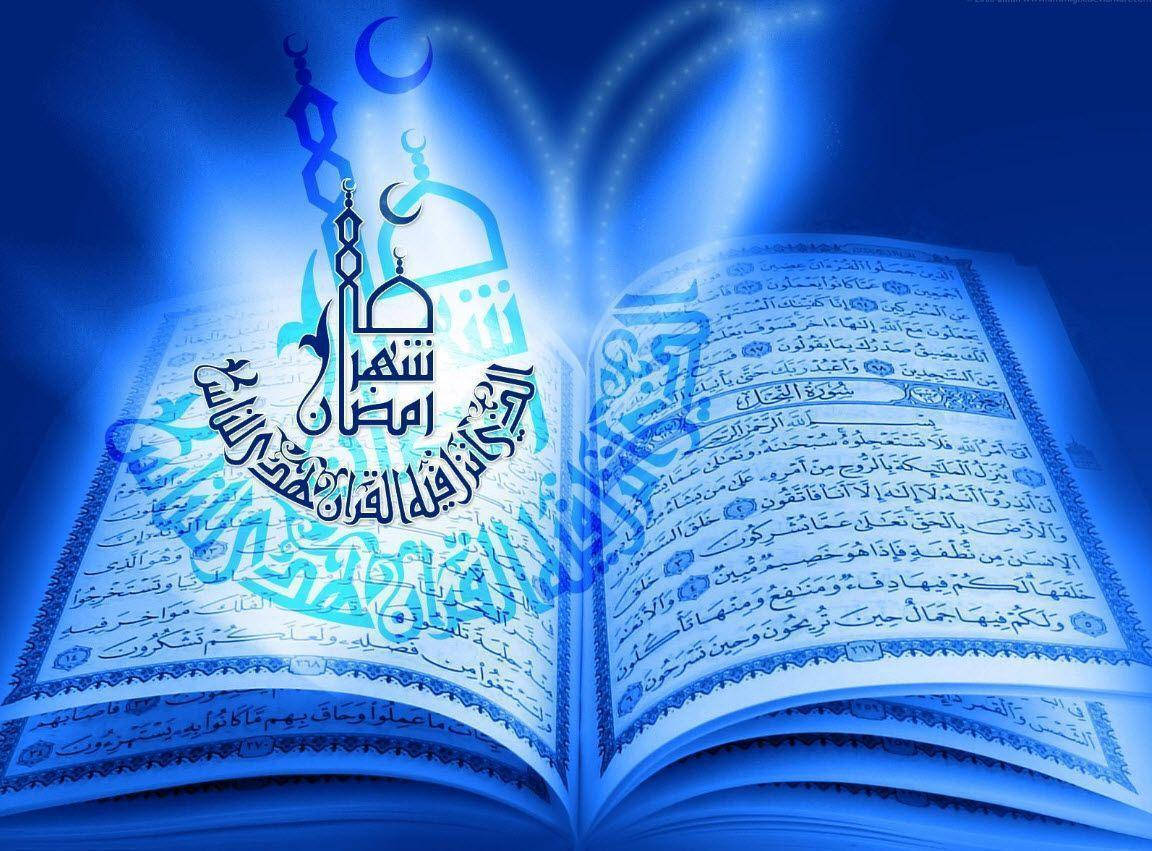 Ramadan 桌布 壁紙 — 一本打開的聖書，發出藍光，周圍環繞著新月和清真寺圓頂，處於神秘的環境中。