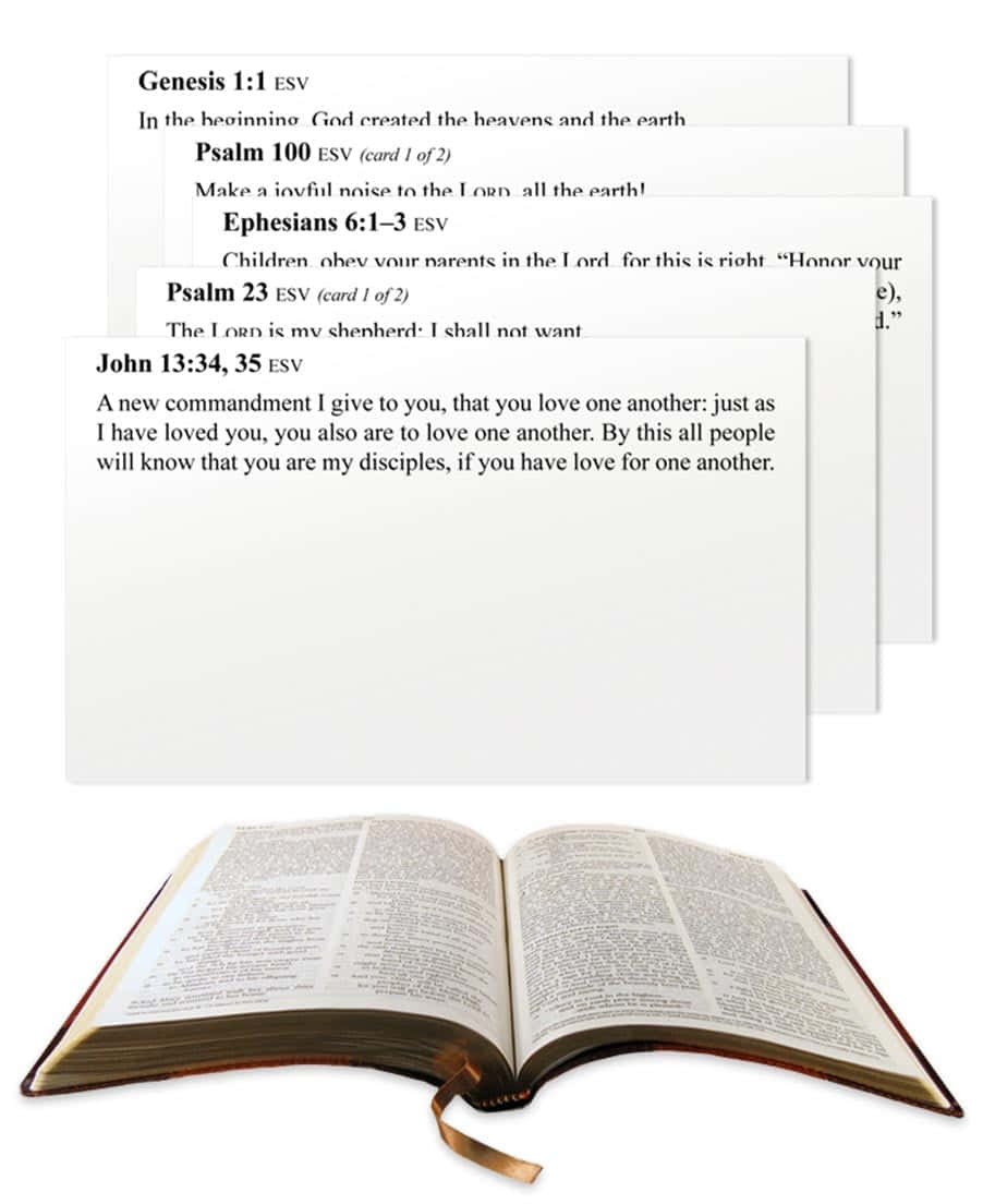 Scripture 桌布 壁紙 — 一本打開的聖經，帶有絲帶書籤，下方放置幾張白色卡片，上面顯示ESV聖經經文，包括創世記、詩篇、以弗所書和約翰福音。