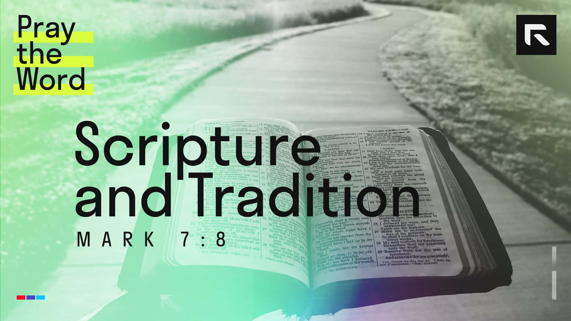 Scripture 桌布 壁紙 — 一本打開的聖經放在模糊的小徑上，背景是綠色漸變的天空，上面有粗體文字疊加，寫著「禱告神的話語 聖經和傳統 馬可福音7:8」。