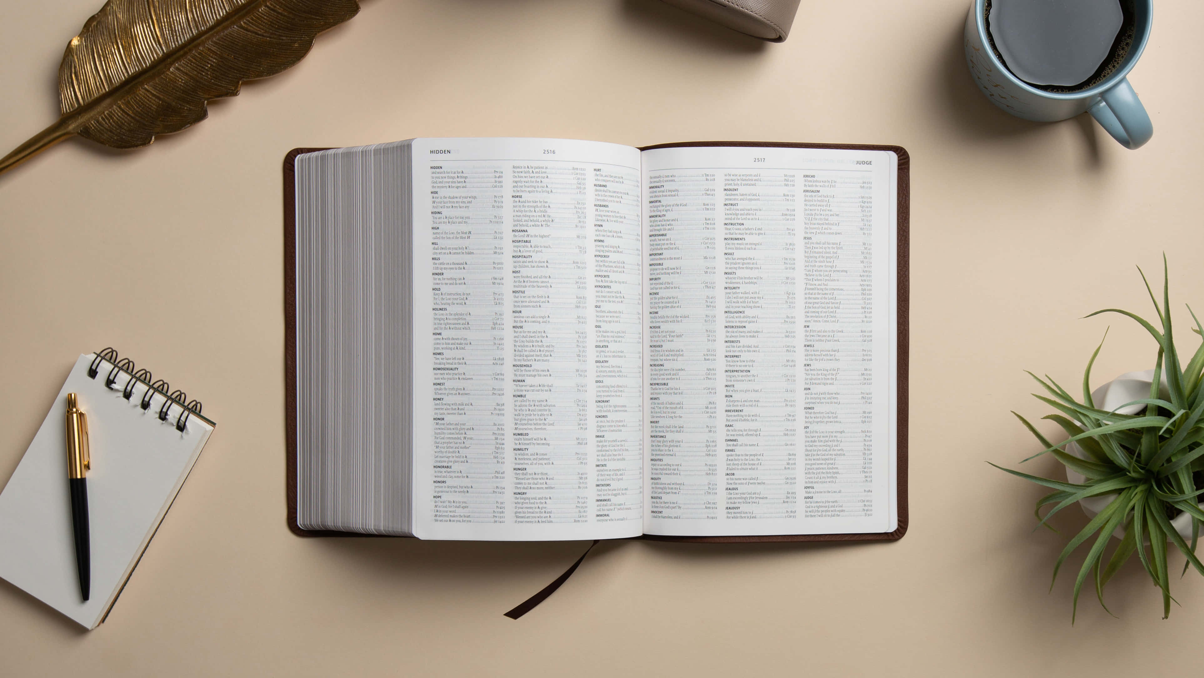 Scripture 桌布 壁紙 — 一本打開的聖經放在米色書桌上，旁邊有咖啡杯、筆記本和綠色植物，營造出平靜的學習氛圍。