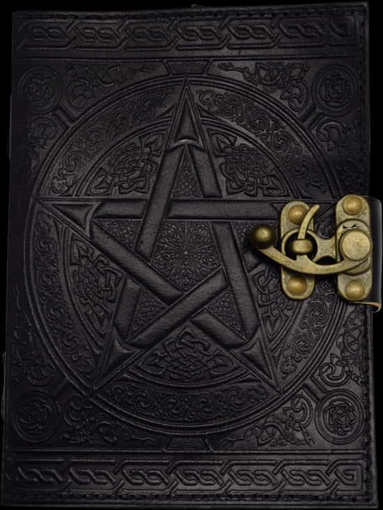 五芒星 桌布 壁紙 — 一本深色皮革裝訂的書，帶有浮雕五角星和凱爾特結飾，以黃銅扣環固定在黑色背景上。
