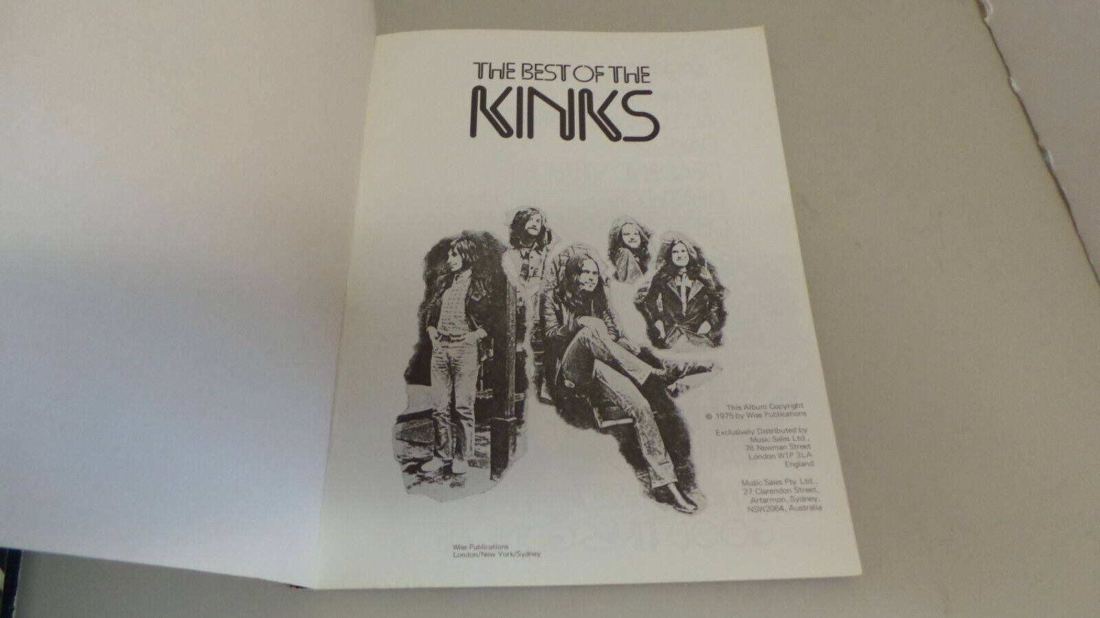 Retro 桌布 壁紙 — 一本為'The Best of The Kinks'而設的復古黑白專輯小冊子，打開放在平坦表面上，展示樂團的插圖封面。