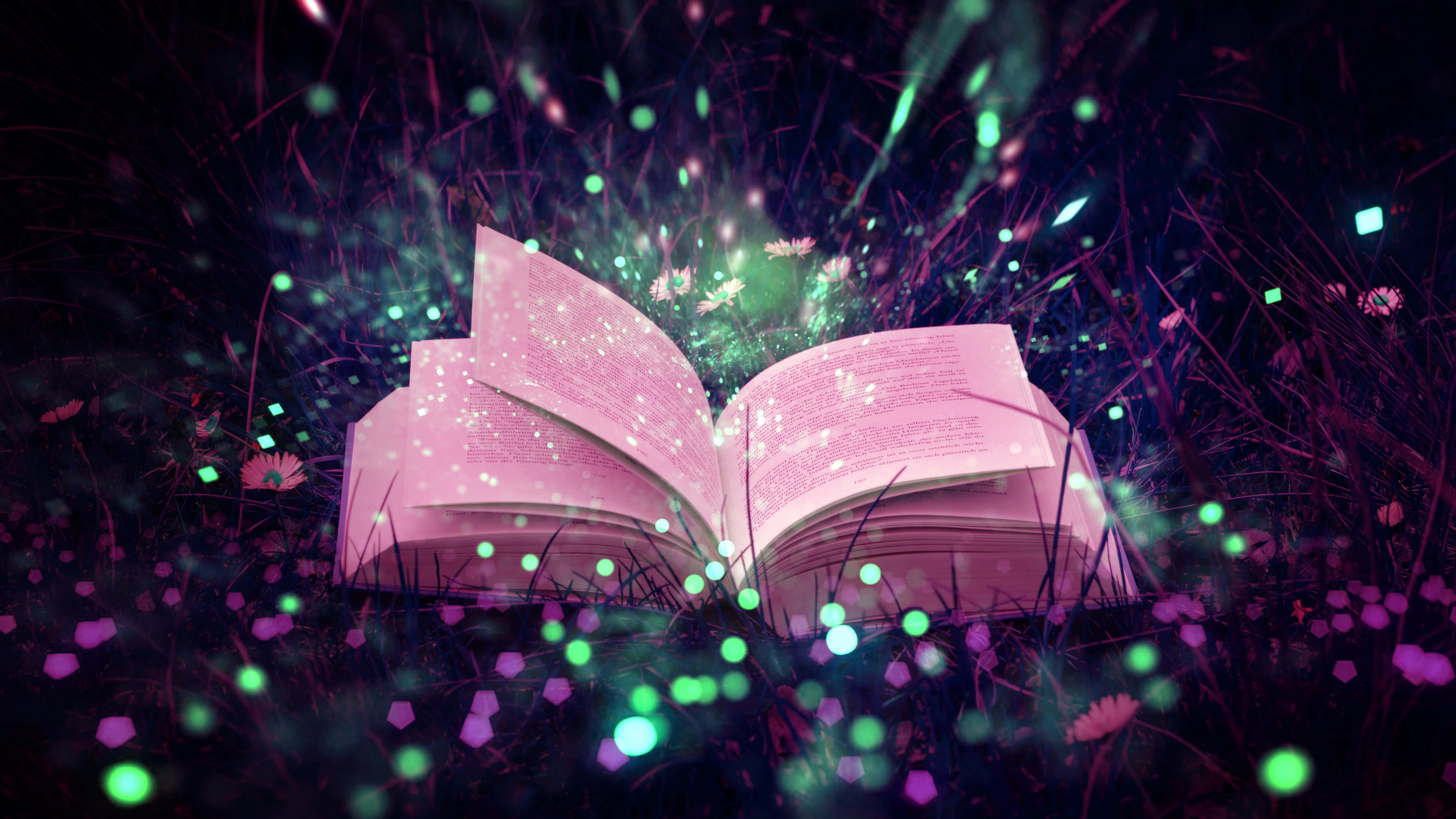 Fairy Tale 桌布 壁紙 — 一本發光的書打開放在草地上，魔法般的綠色和紫色光芒從書頁中迸發出來。
