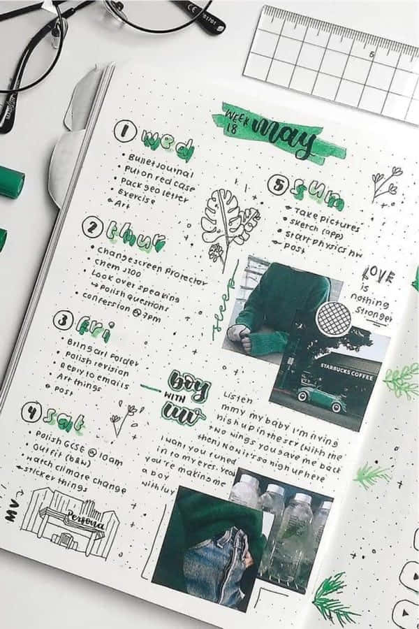 Scrapbooking 桌布 壁紙 — 一本白色筆記本，內有綠色主題的每週計劃頁面，包含手寫任務、塗鴉和兩張穿著綠色衣服的人的照片。