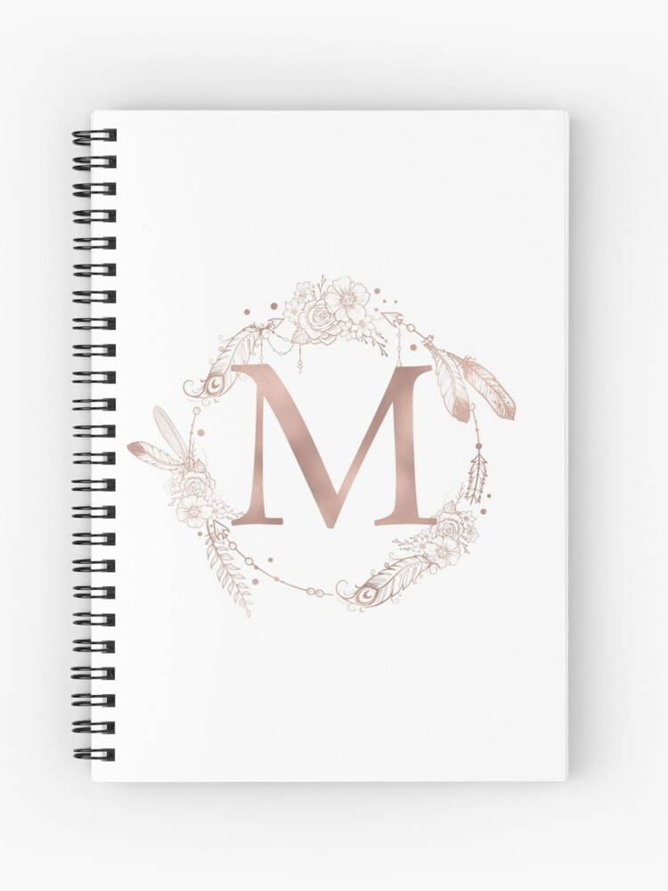 m 桌布 壁紙 — 一本白色螺旋筆記本上有一個玫瑰金字母 'M' 的縮寫，周圍環繞著精緻的花卉和羽毛花環。