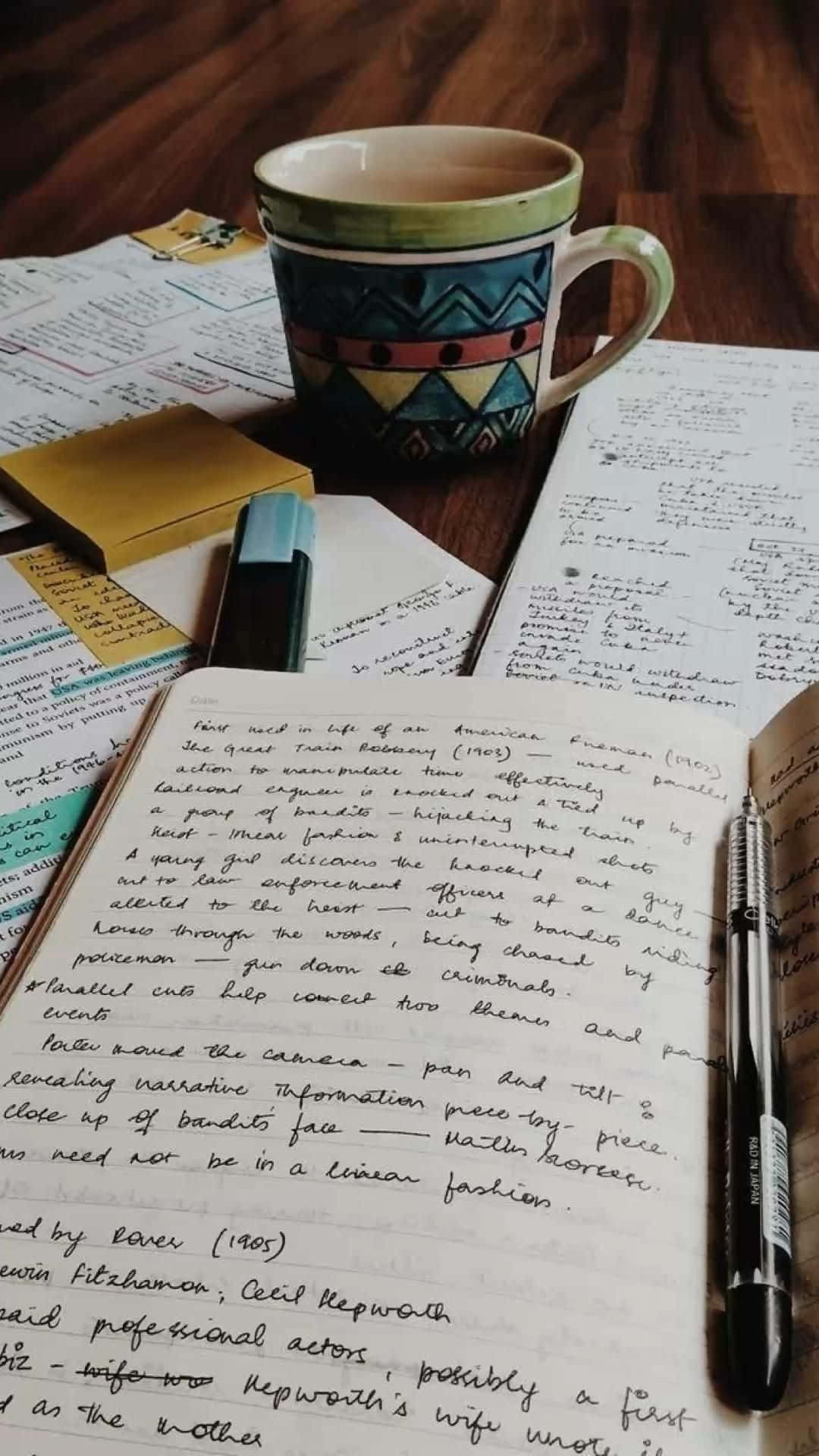 一本筆記本，搭配一杯咖啡和一支筆 壁紙