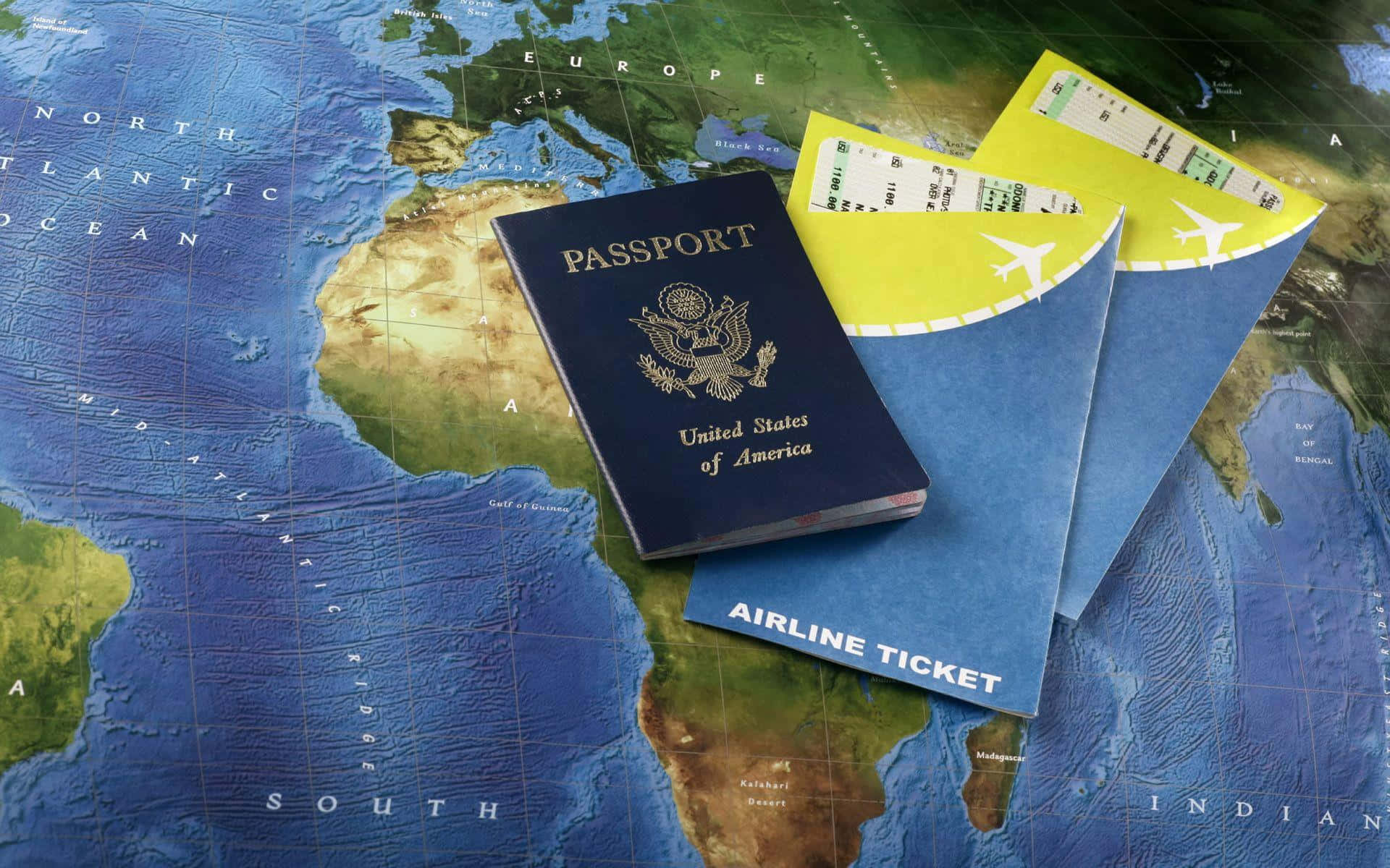 Passport 桌布 壁紙 — 一本美國護照和機票放在一張詳細的世界地圖上，突顯全球旅行準備就緒。