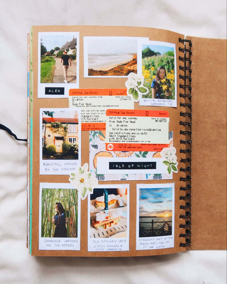 Scrapbooking 桌布 壁紙 — 一本螺旋裝訂的旅行剪貼簿，裝滿了來自懷特島之旅的照片、門票和手寫筆記。