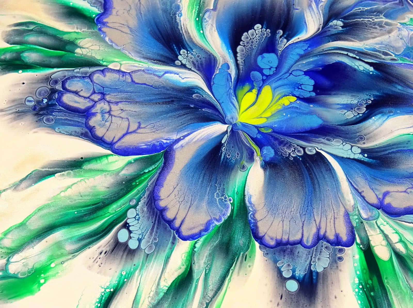 Blue Flower 桌布 壁紙 — 一朵充滿活力的抽象花朵，帶有流動的藍色花瓣和綠色卷鬚，襯托在奶油色背景上。