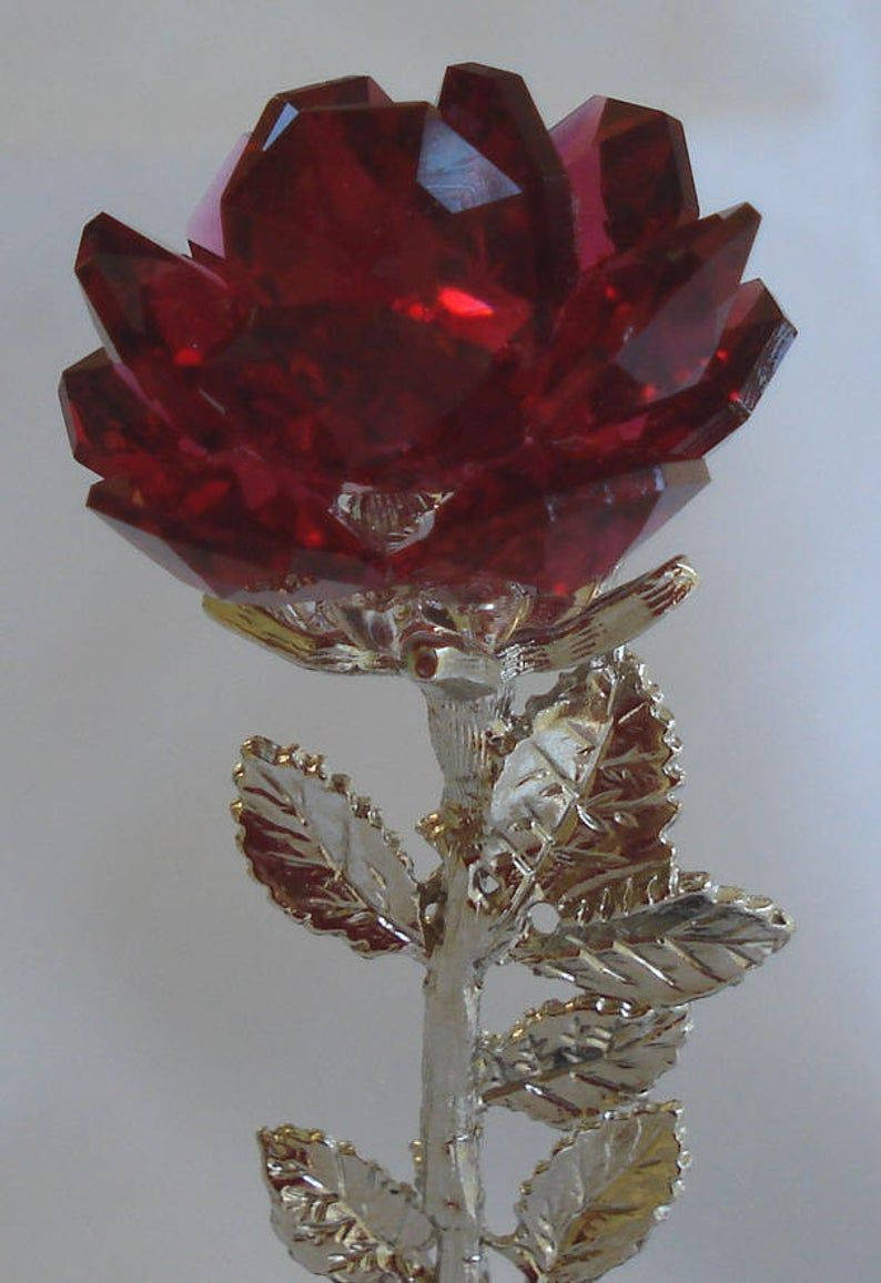 Red Crystal 桌布 壁紙 — 一朵切割面深紅色水晶玫瑰，帶有鍍金銀莖和葉子，背景為純白色。