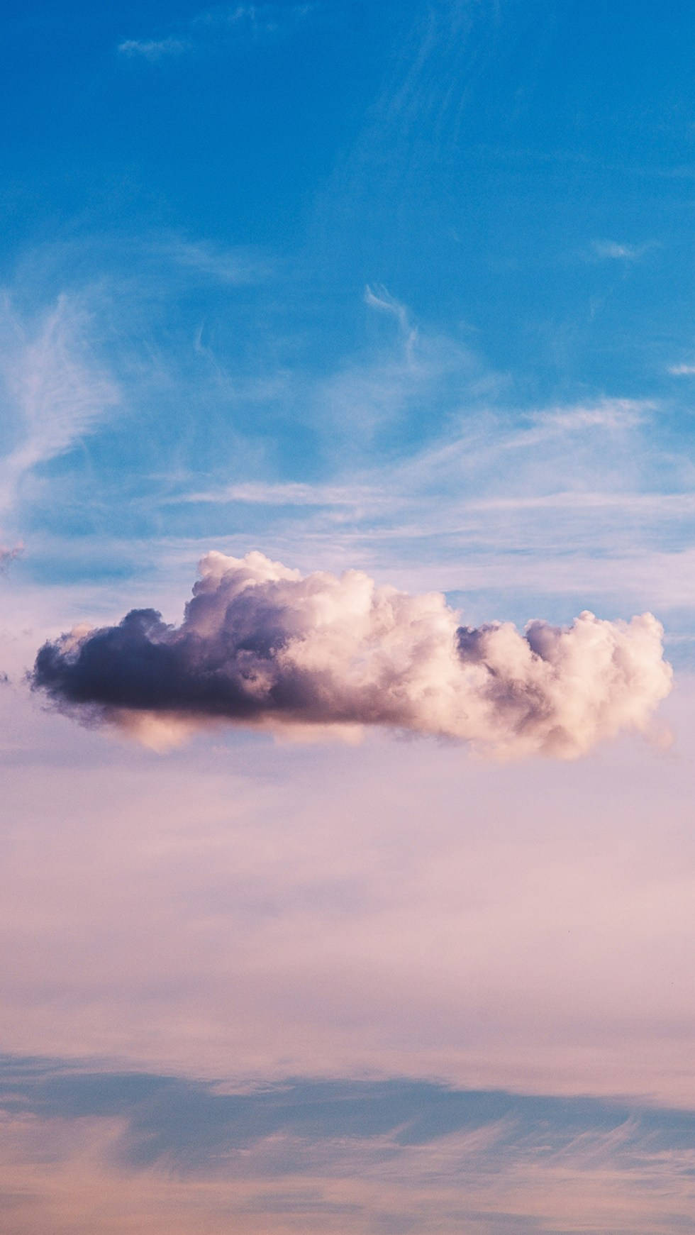Clouds Aesthetics 桌布 壁紙 — 一朵孤獨的蓬鬆雲朵飄過黃昏時分塗上柔和粉紅和藍色調的天空。