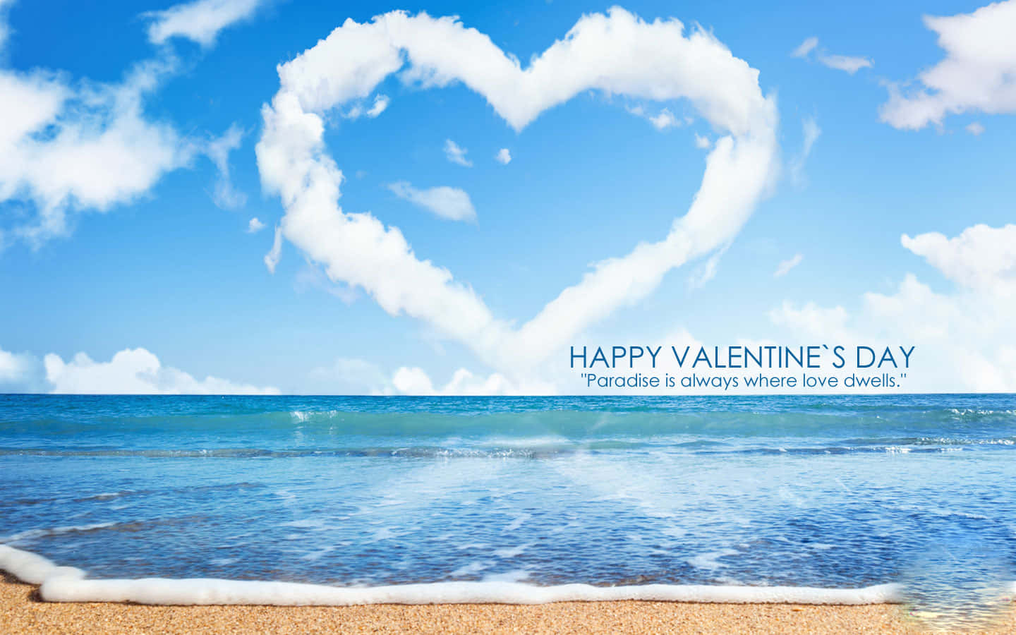 happy valentine's day 桌布 壁紙 — 一朵心形雲朵漂浮在碧綠海洋與金色沙灘交匯處，上方是明亮的藍天。