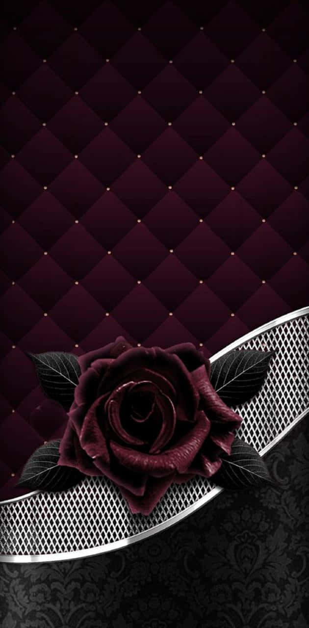 Roses 桌布 壁紙 — 一朵深酒紅色玫瑰，帶有黑色葉子，放在銀色網格上，背景是帶有金色飾釘的絎縫酒紅色背景。