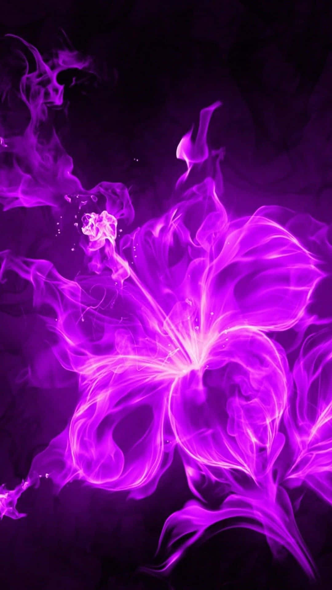花 iPhone 桌布 壁紙 — 一朵發光的紫色花朵從旋轉的煙霧中綻放，背景為深色，帶有發光的高光。
