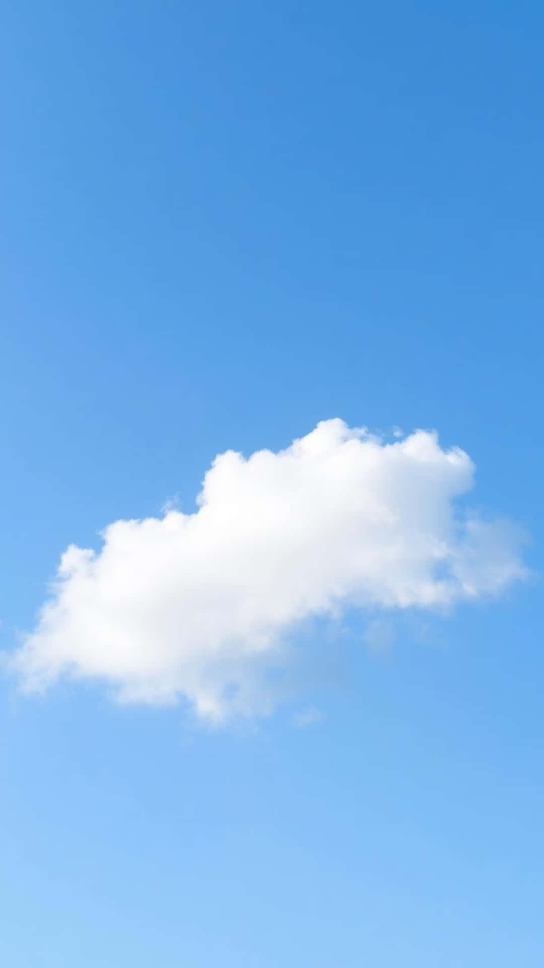 Blue Sky Minimal Cloud Wallpaper 壁紙 — 一朵蓬鬆的白雲懶洋洋地飄過廣闊清澈的藍天。
