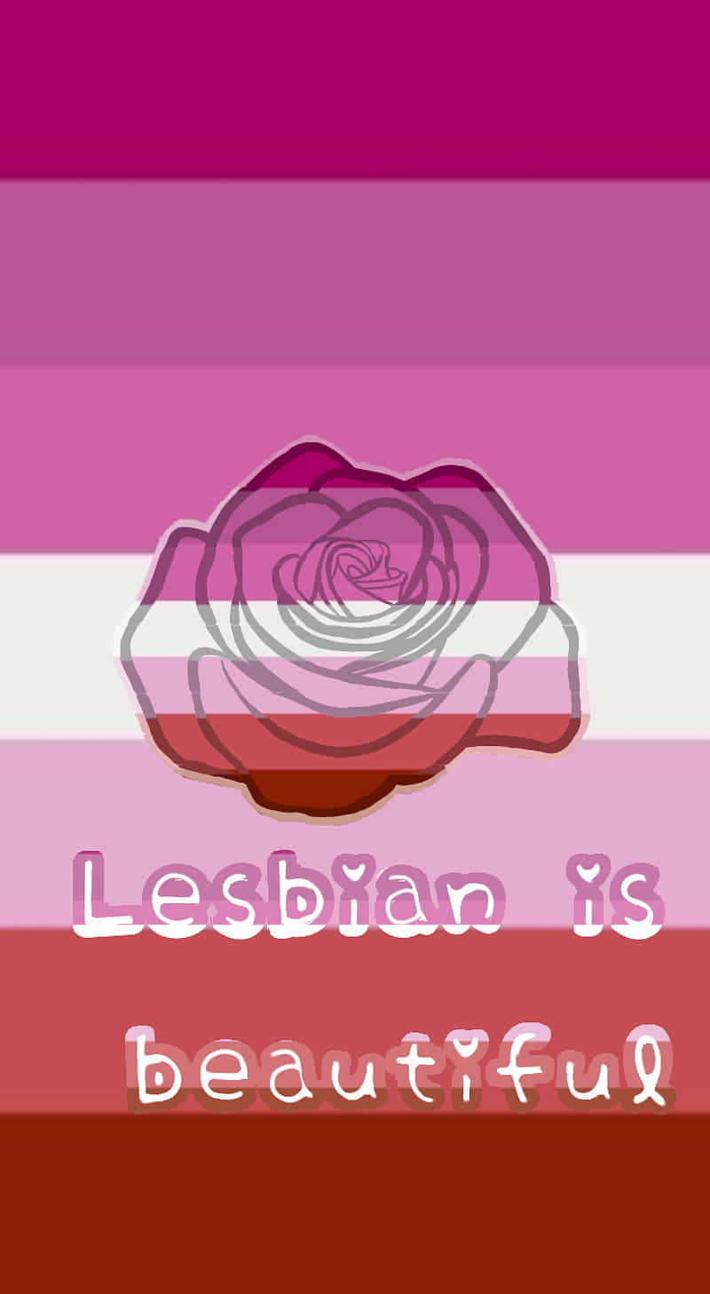 LGBT 桌布 壁紙 — 一朵風格化的玫瑰居中在粉紅、白和紅條紋背景上，下方有文字「Lesbian is beautiful」。