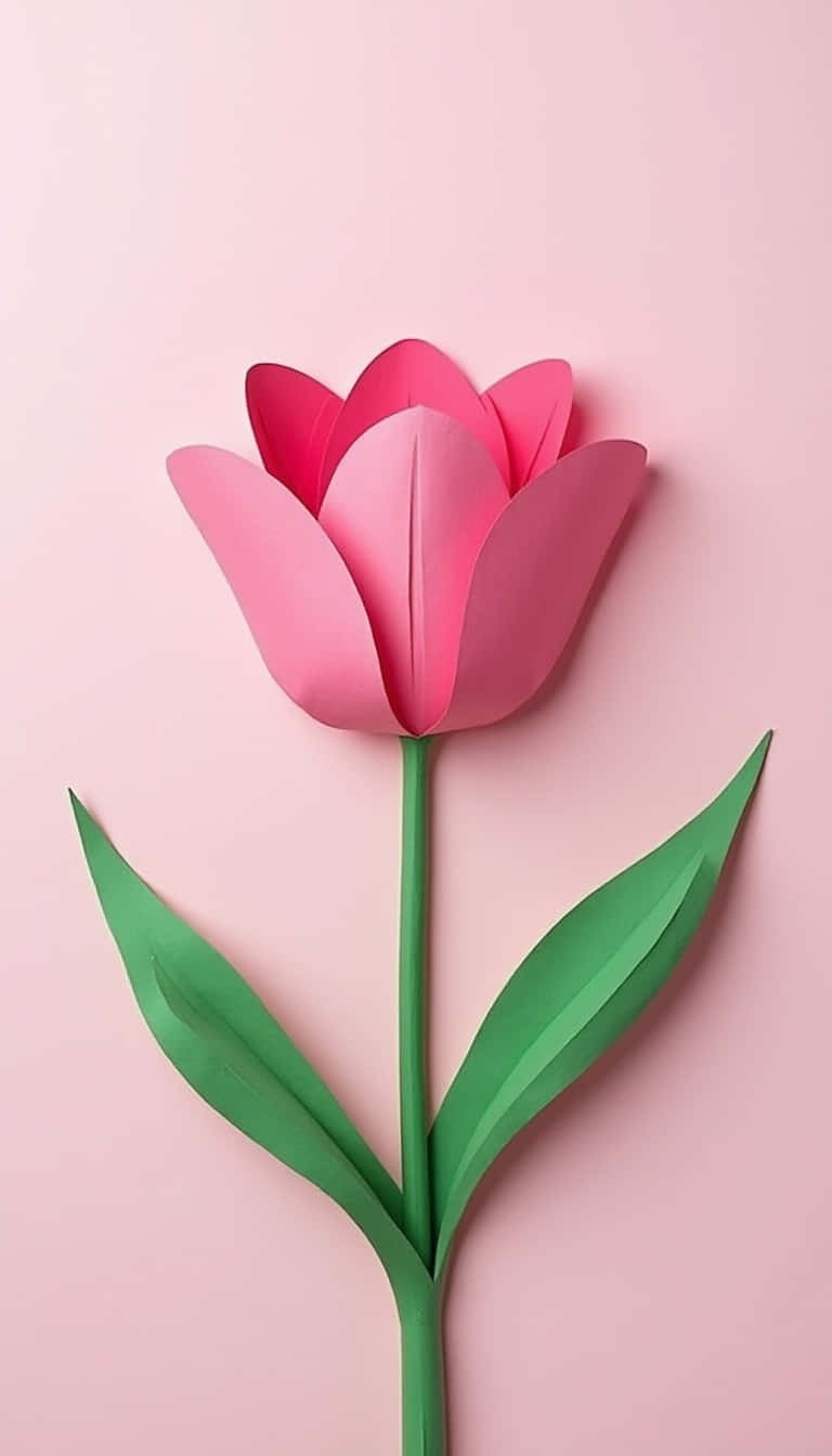 Flower 壁紙 — 一朵鮮豔的粉紅色紙鬱金香，帶有綠色莖和葉子，立在柔和的粉紅色背景上。