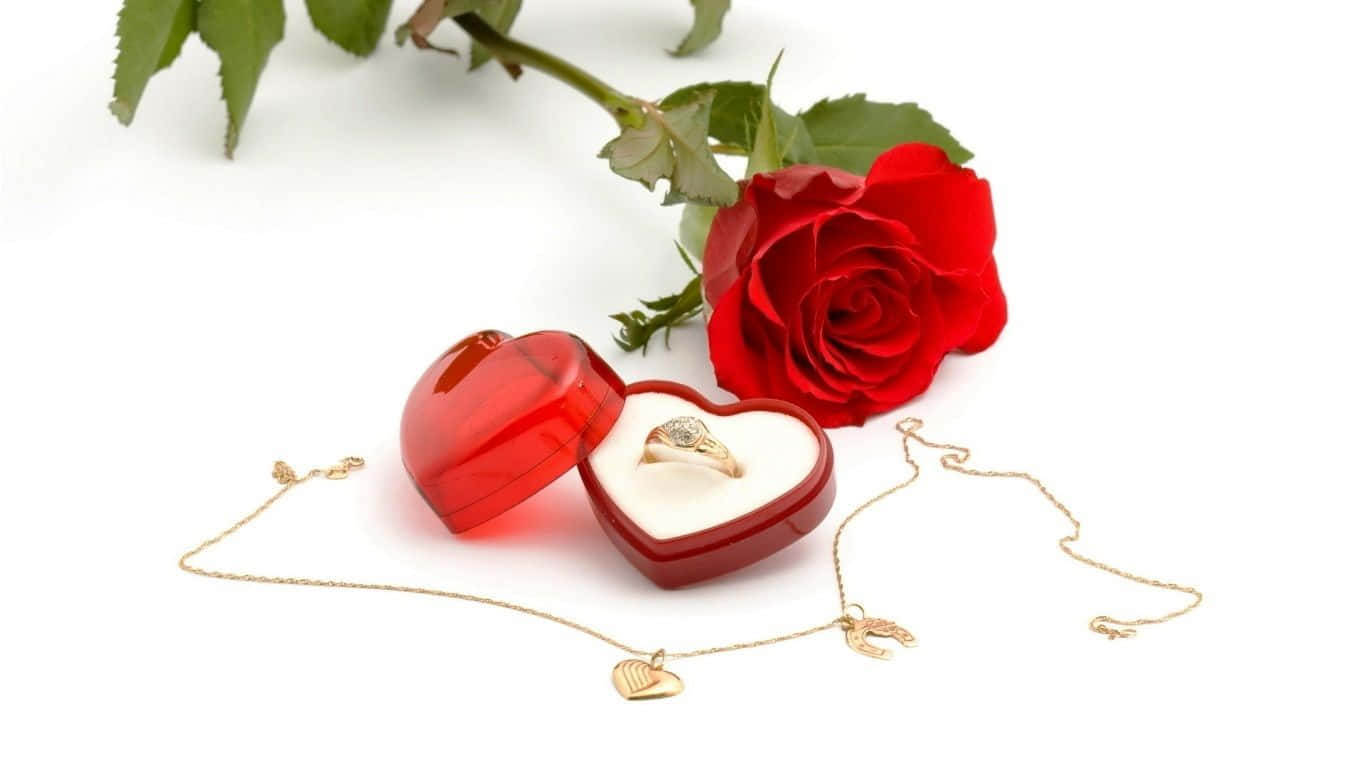 Marriage 桌布 壁紙 — 一朵鮮豔的紅玫瑰放在一個打開的心形盒子旁邊，盒子裡放著一枚鑽石戒指和一條帶有心形吊墜的精緻金項鍊。