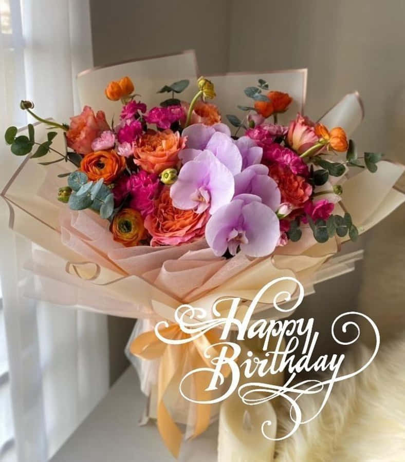 生日快樂 桌布 壁紙 — 一束充滿活力的生日花束，包含粉紅色、紫色和橙色的花朵，包裹在奶油色紙中，配有黃色絲帶和優雅的手寫文字。