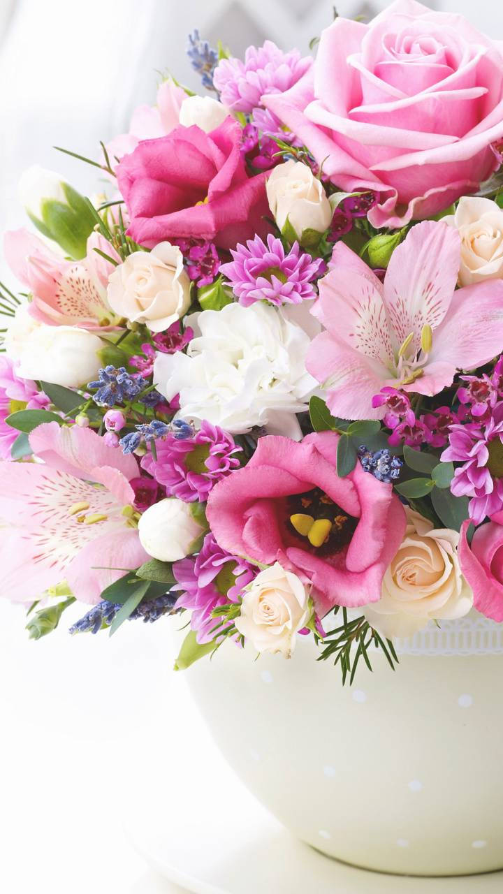Flowers 桌布 壁紙 — 一束充滿活力的粉紅玫瑰、六出花和白色花朵，插在一個圓點花瓶裡，沐浴在柔和的光線中。