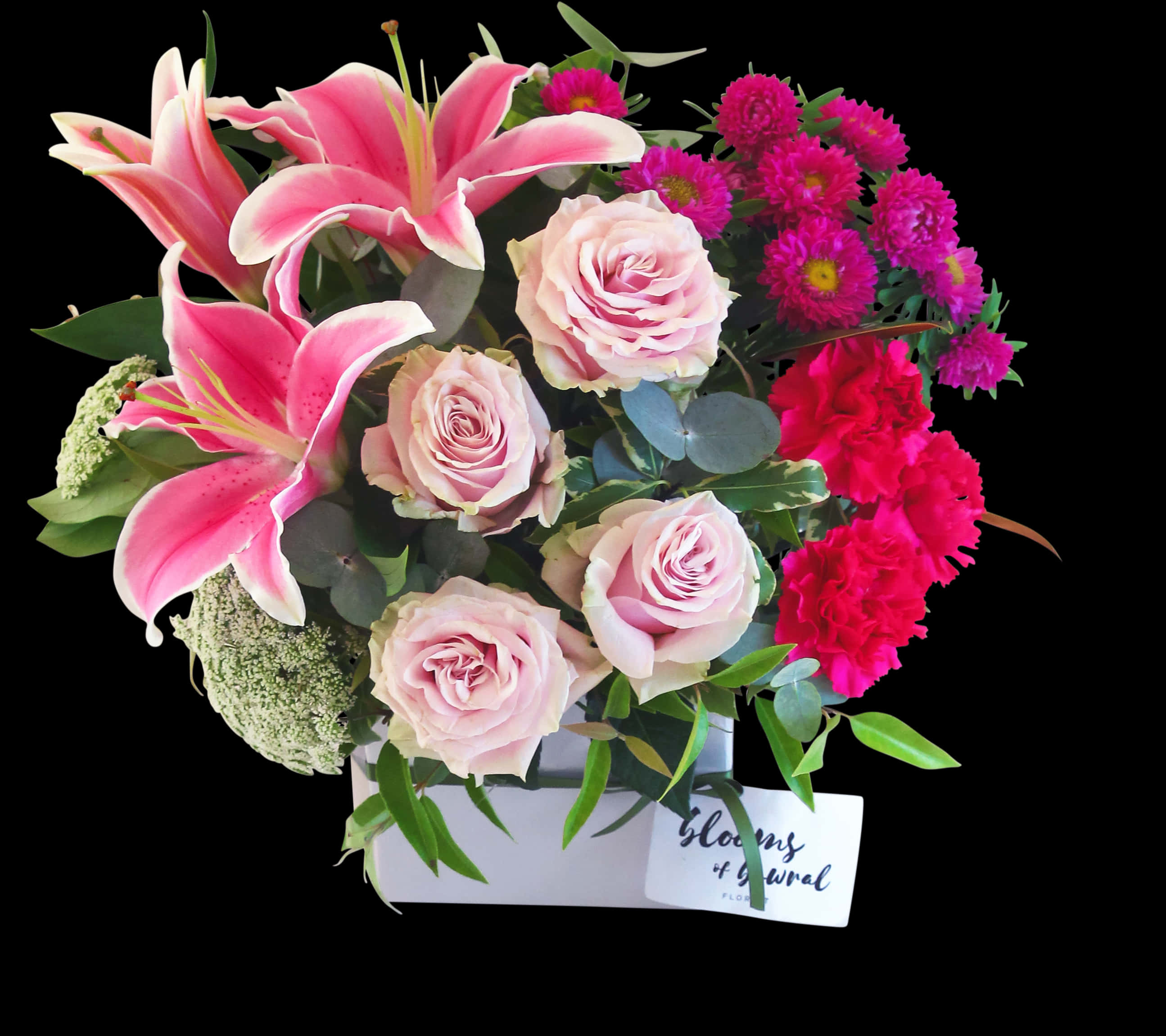 Lily Flower 桌布 壁紙 — 一束充滿活力的粉紅百合、玫瑰、康乃馨和菊花，擺放在白色盒子裡，背景為黑色。
