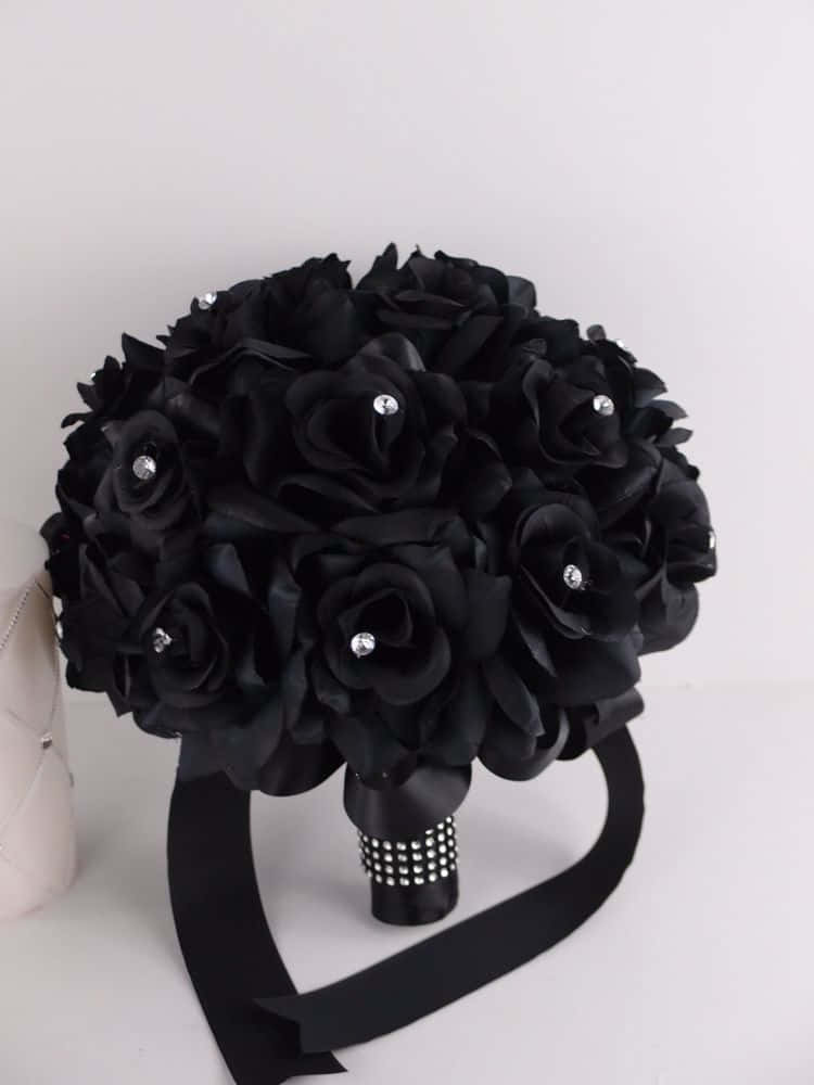 Black Flower 桌布 壁紙 — 一束戲劇性的黑色緞面玫瑰，飾有閃亮水鑽和鉚釘黑色絲帶手柄。