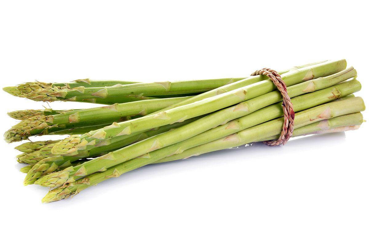 Healthy Food 桌布 壁紙 — 一束新鮮的綠色蘆筍，用棕色麻繩捆綁，放在潔淨的白色背景上。