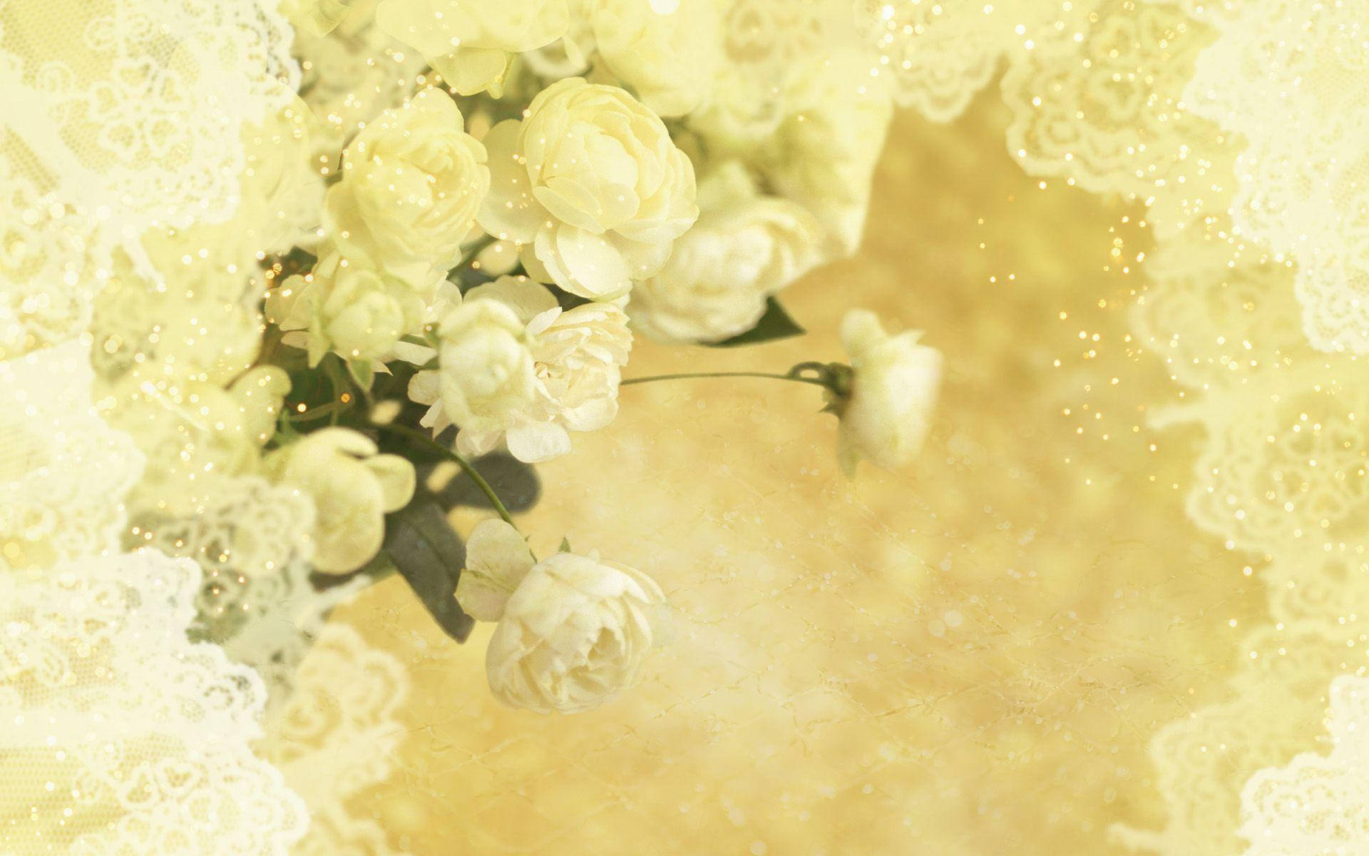 Wedding 桌布 壁紙 — 一束柔和的黃玫瑰放在精緻的蕾絲上，背景是溫暖的金色紋理，帶有閃閃發光的亮片。