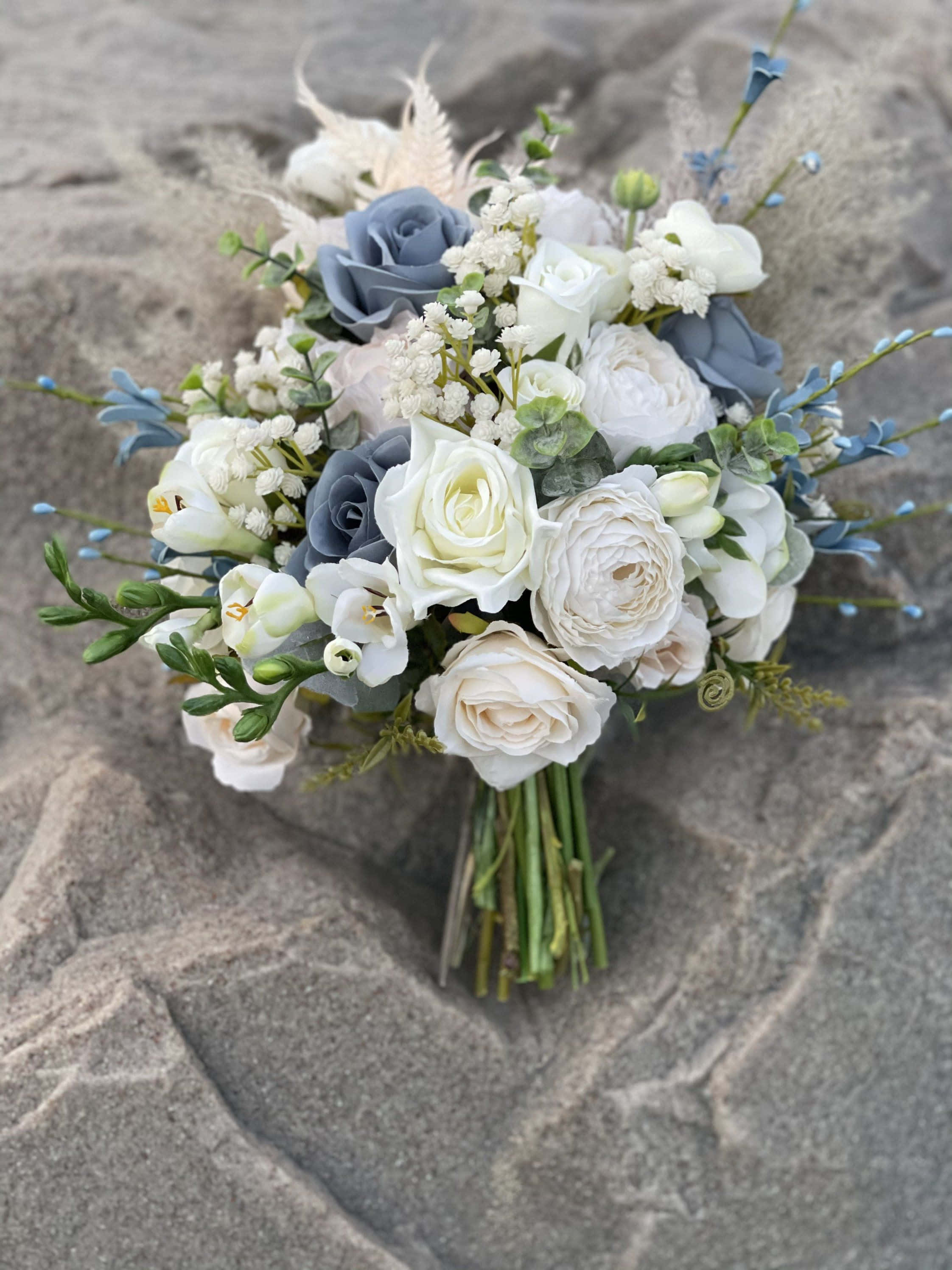 Bouquet 桌布 壁紙 — 一束精緻的白藍玫瑰、滿天星和綠葉放在紋理灰色石頭上。
