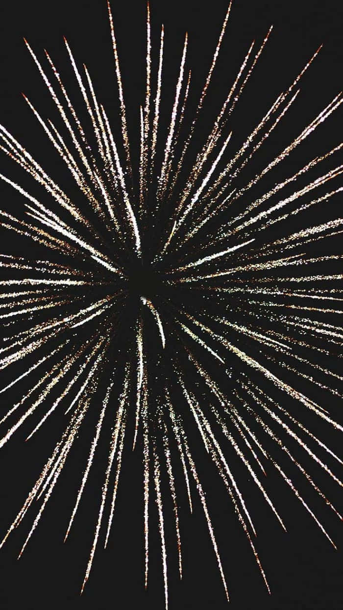 桌布 壁紙 — 一束耀眼的金色煙火在漆黑的夜空中綻放成燦爛的條紋。