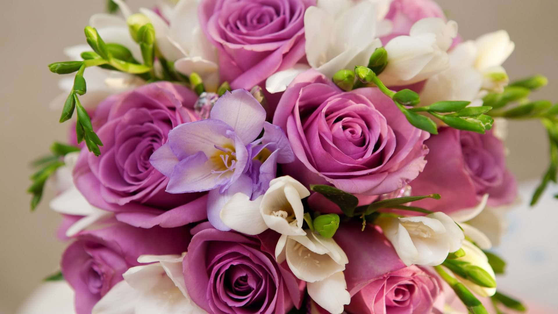 Flower Arrangement 桌布 壁紙 — 一束茂盛的深紫色玫瑰和白色小蒼蘭，帶有綠色莖和花蕾，背景柔和模糊。