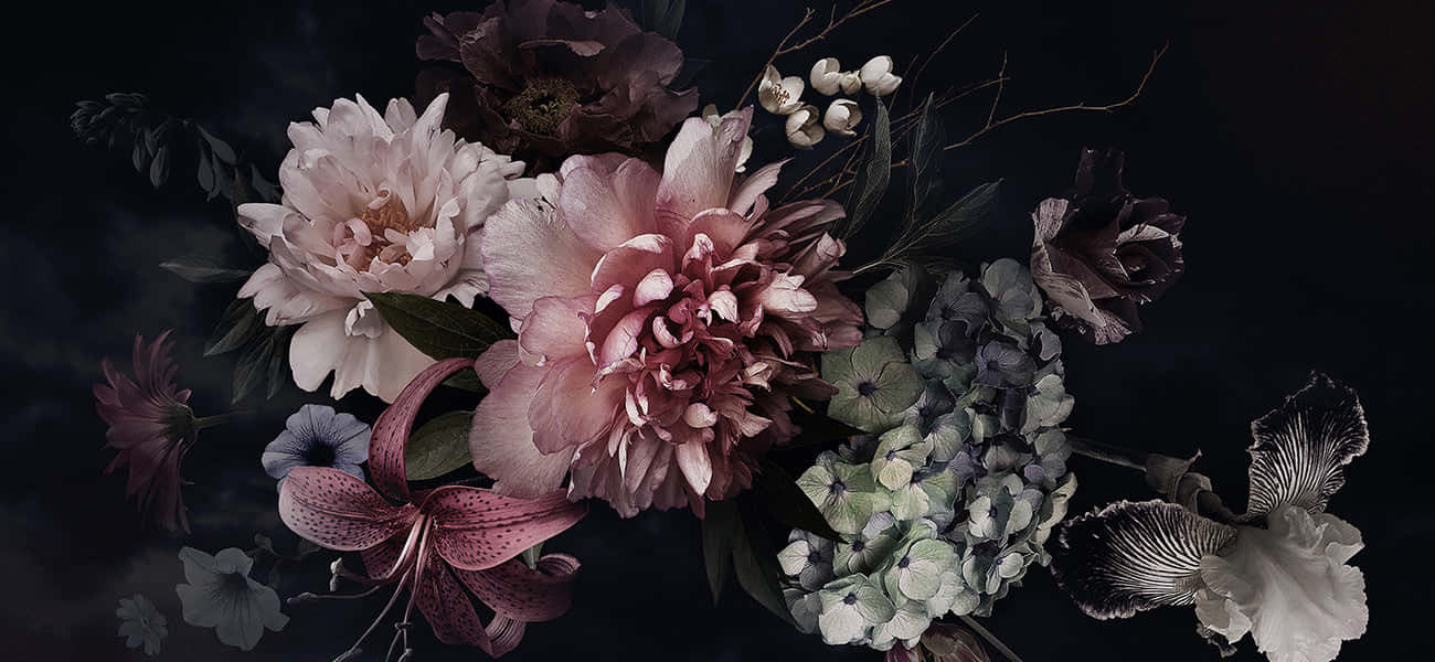 Vintage Flower 桌布 壁紙 — 一束茂盛的牡丹、繡球花和百合花，採用柔和的粉紅色、紫色和綠色色調，襯托深色、陰鬱的背景。