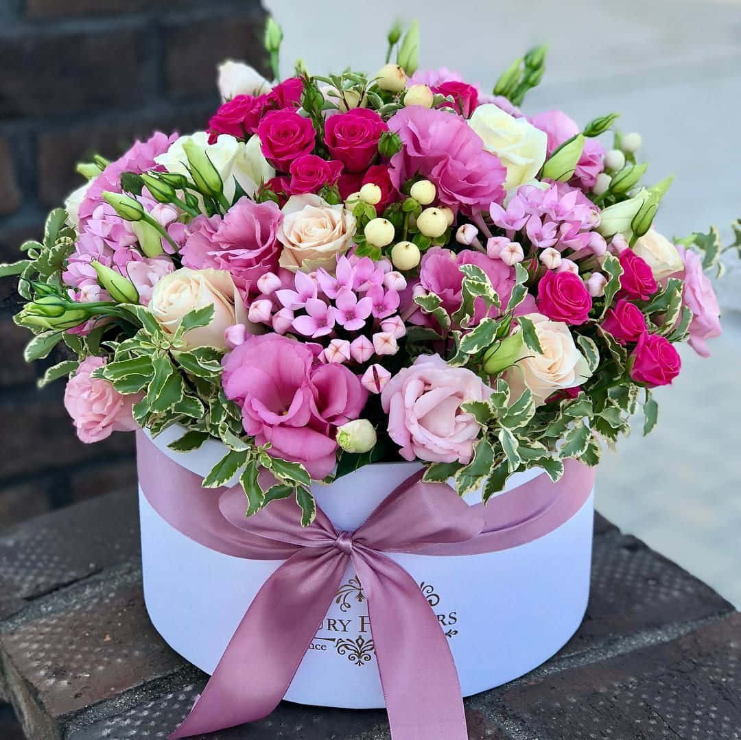 Birthday Message 桌布 壁紙 — 一束茂盛的粉紅玫瑰和繡球花放在一個白色盒子裡，繫著淡紫色絲帶，置於石面上。