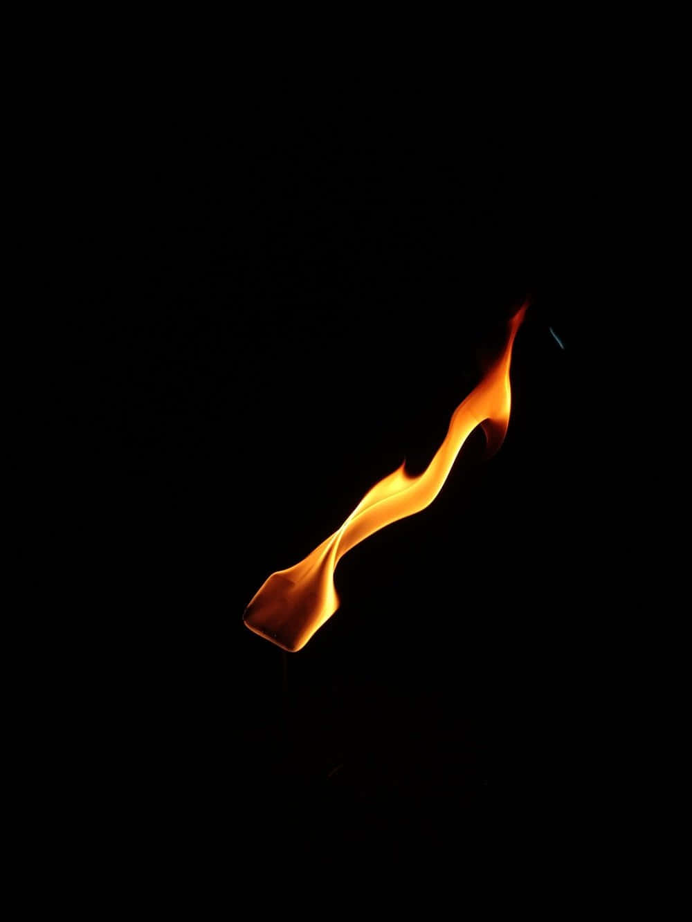 Flames 桌布 壁紙 — 一束鮮豔的橙色火焰在純黑色背景上優雅地舞動。