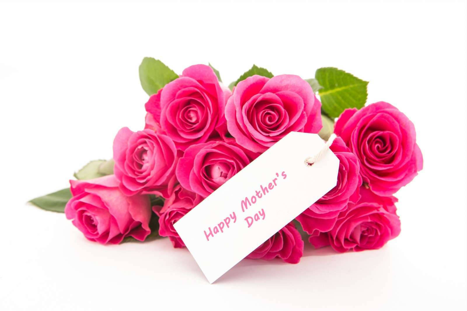 Mothers Day 桌布 壁紙 — 一束鮮豔的粉紅玫瑰，帶有白色標籤，上面寫著母親節快樂，背景是乾淨的白色。