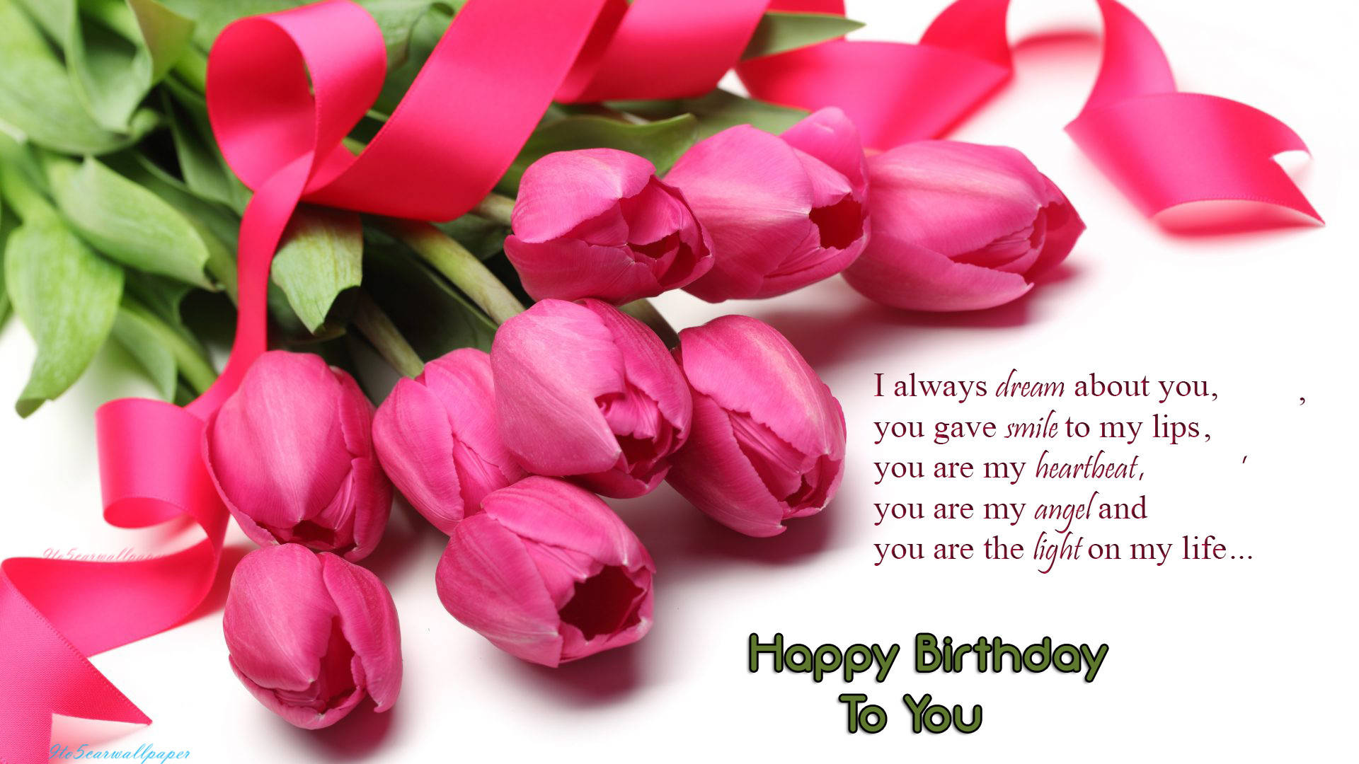 Happy Birthday Flower 桌布 壁紙 — 一束鮮豔的粉紅色鬱金香，用相配的絲帶繫著，放在潔白的背景上，旁邊是一張溫馨的生日祝福語。