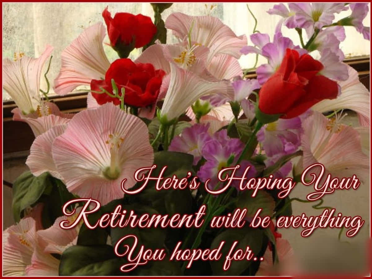 Retirement 桌布 壁紙 — 一束鮮豔的紅玫瑰和粉紫色木槿花，搭配綠葉和退休祝福疊加文字。