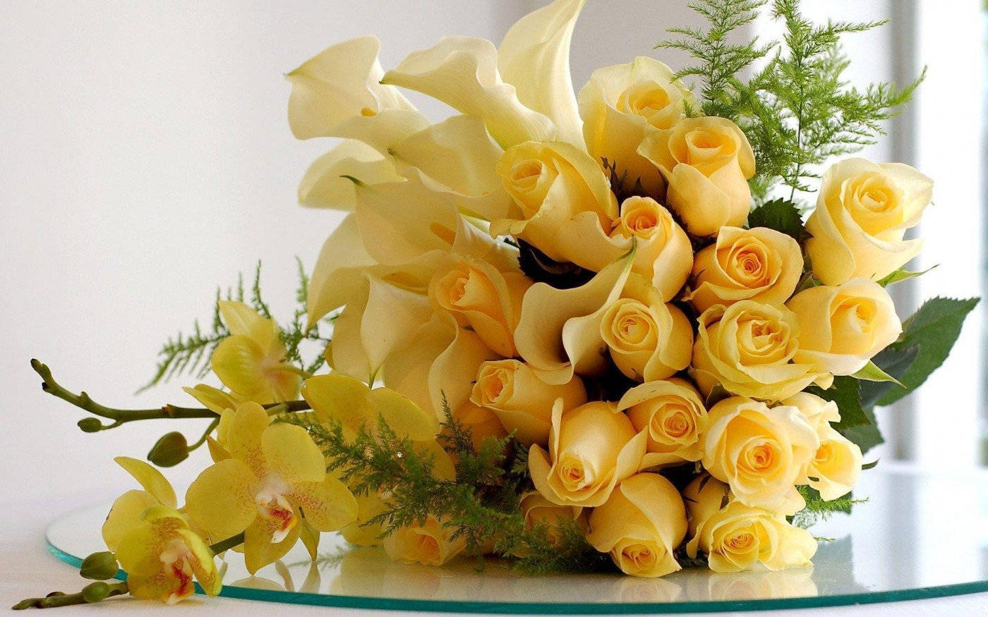 Bouquet 桌布 壁紙 — 一束鮮豔的黃玫瑰、馬蹄蓮和蘭花，放在玻璃盤上，搭配綠色植物。