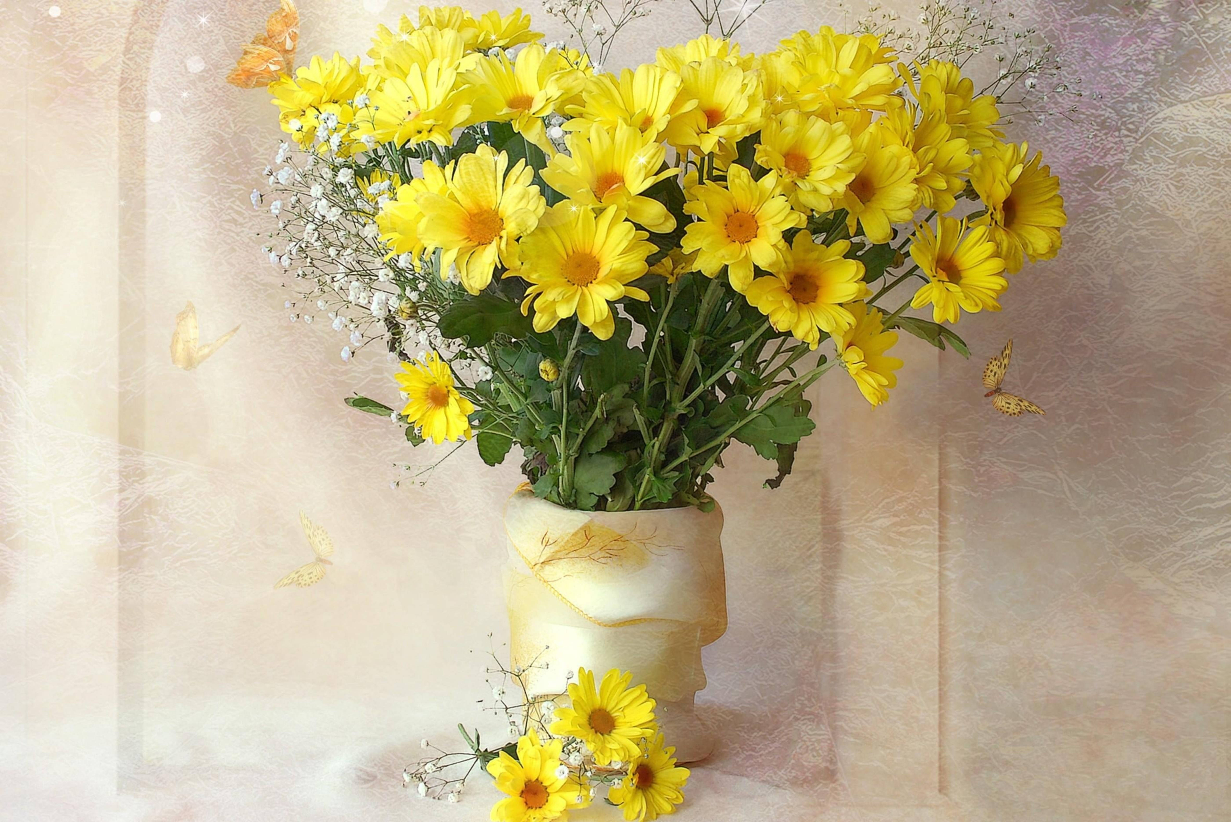 Chrysanthemum 桌布 壁紙 — 一束鮮豔的黃色雛菊放在奶油色花瓶中，精緻的蝴蝶在柔和的粉彩背景上翩翩起舞。