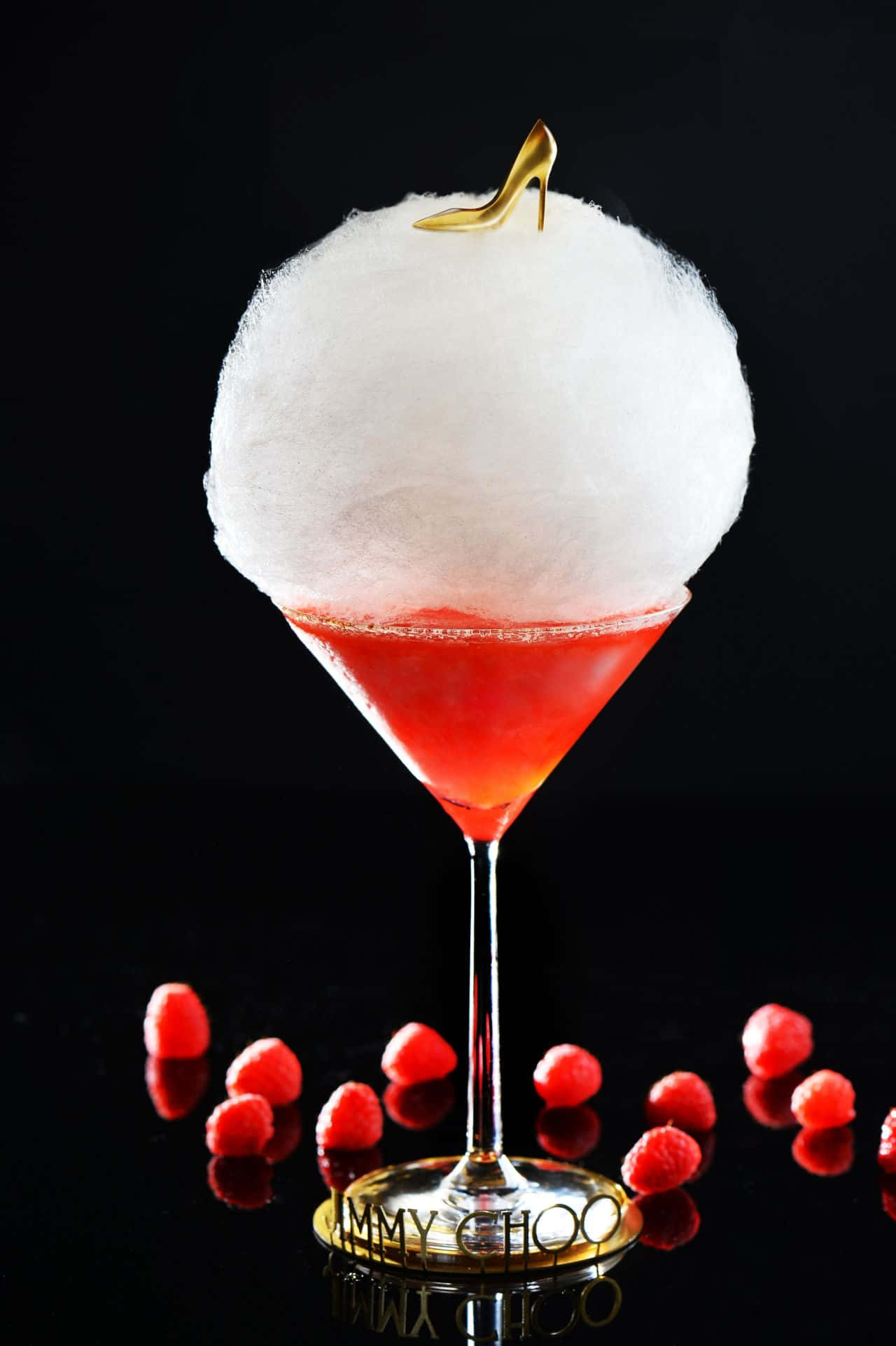 Beautiful Drink 桌布 壁紙 — 一杯充滿活力的紅色馬丁尼雞尾酒，上面放有蓬鬆的白色棉花糖和金色高跟鞋裝飾。