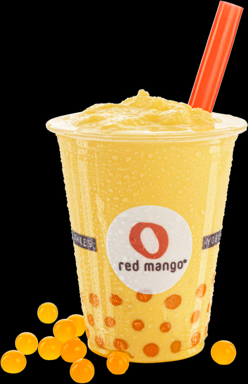 Fruit Juice 桌布 壁紙 — 一杯充滿活力的黃色芒果泡泡茶，盛載於品牌杯中，配以橙色吸管和散落的珍珠，背景為黑色。