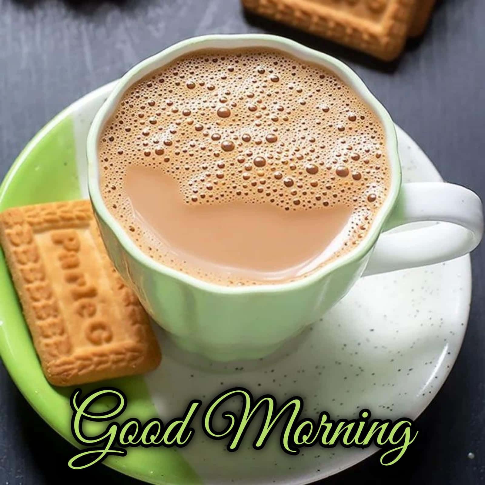 Morning Tea 桌布 壁紙 — 一杯冒泡的咖啡冒著蒸氣，配上綠色盤子上的餅乾，以溫暖和誘人的氛圍迎接早晨。