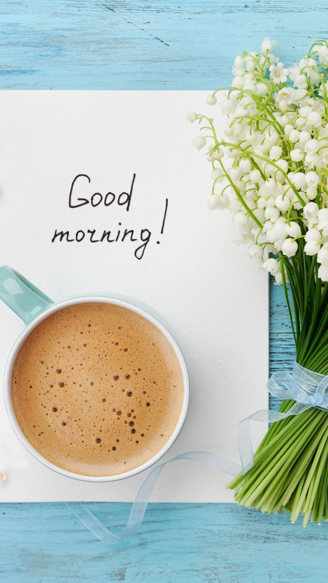 Morning 桌布 壁紙 — 一杯冒煙的咖啡，旁邊放著一張手寫便條和一束白色百合花，在藍色木質表面上。